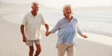 Personas mayores disfrutan de un viaje del Instituto de Mayores y Servicios Sociales (IMSERSO)