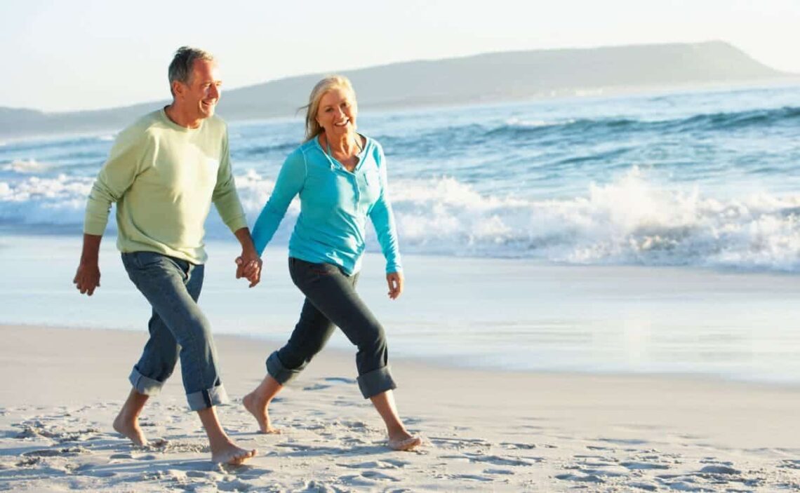 Personas mayores disfrutan de un viaje del Instituto de Mayores y Servicios Sociales (IMSERSO)