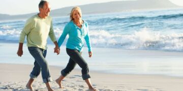 Personas mayores disfrutan de un viaje del Instituto de Mayores y Servicios Sociales (IMSERSO)