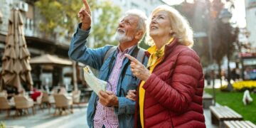 Personas mayores disfrutan juntos de un viaje del Programa Social de Turismo del IMSERSO