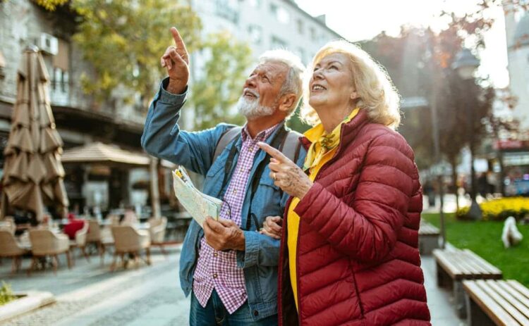 Personas mayores disfrutan juntos de un viaje del Programa Social de Turismo del IMSERSO