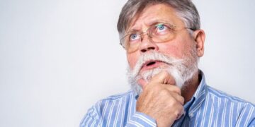 Persona mayor pensando en la nueva temporada de viajes del Programa de Turismo Social del IMSERSO