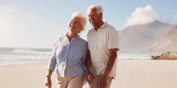 Pareja de personas mayores disfruta de los viajes del IMSERSO