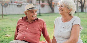 Personas mayores disfrutan de un viaje del IMSERSO