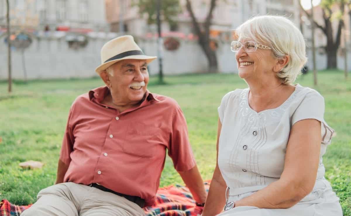 Personas mayores disfrutan de un viaje del IMSERSO