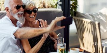 Pareja de personas mayores se toma un selfie durante un viaje del IMSERSO