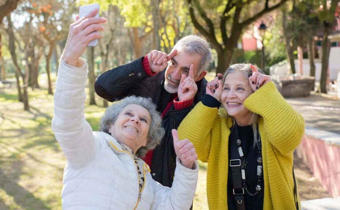 Personas mayores se realizan un 'selfie' durante un viaje del IMSERSO