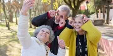 Personas mayores se realizan un 'selfie' durante un viaje del IMSERSO
