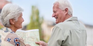 Personas mayores disfrutan juntos de un viaje del Programa Social de Turismo del IMSERSO