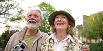 Personas mayores disfrutan de un viaje del Instituto de Mayores y Servicios Sociales (IMSERSO)