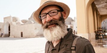 Persona mayor en un viaje organizado por el IMSERSO