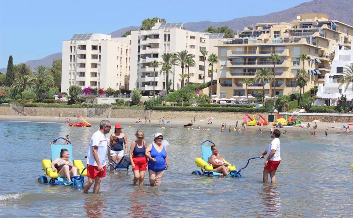personas movilidad reducida Estepona playa