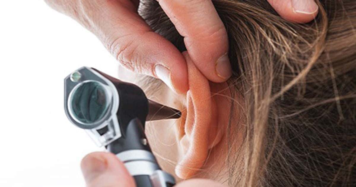 Examinación auditiva a una persona con problemas de audición
