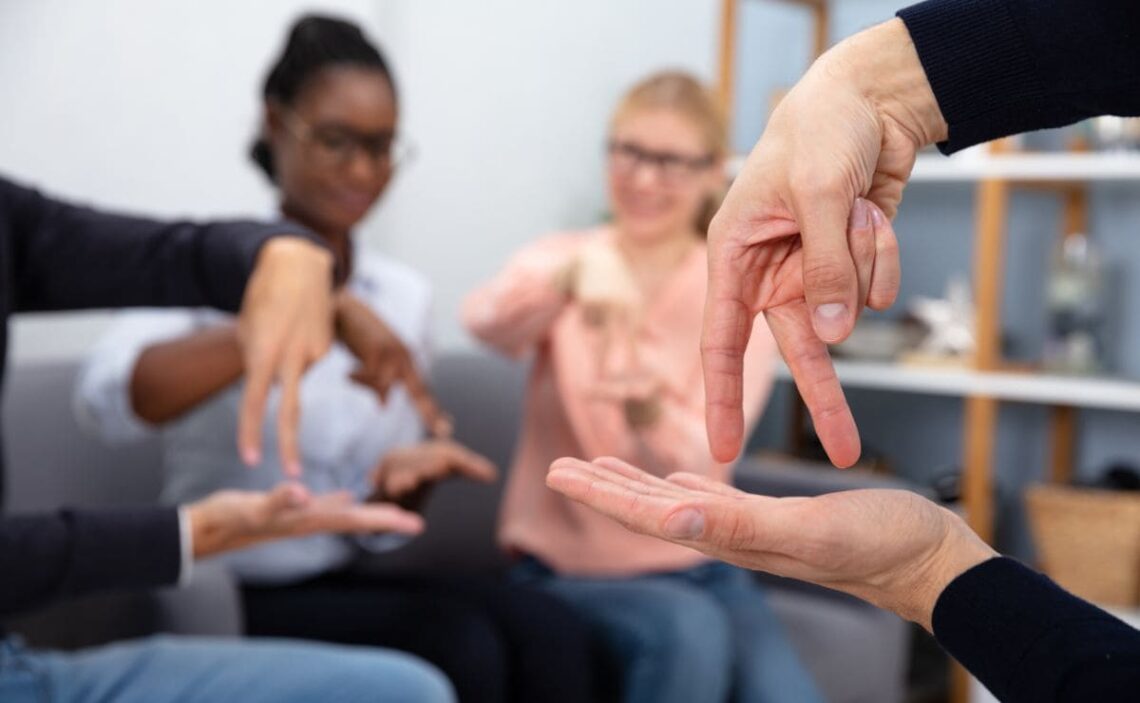 Personas sordas hablando en lengua de signos