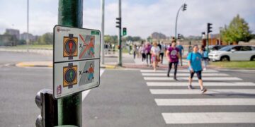Pictogramas colocados en los semáforos de Pamplona