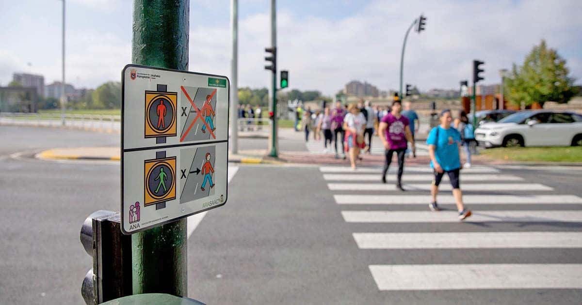 Todos los pasos de peatones semaforizados de Pamplona contarán con pictogramas