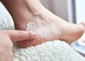 Recomendaciones de expertos para prevenir ampollas en la piel de los pies./ CANVA