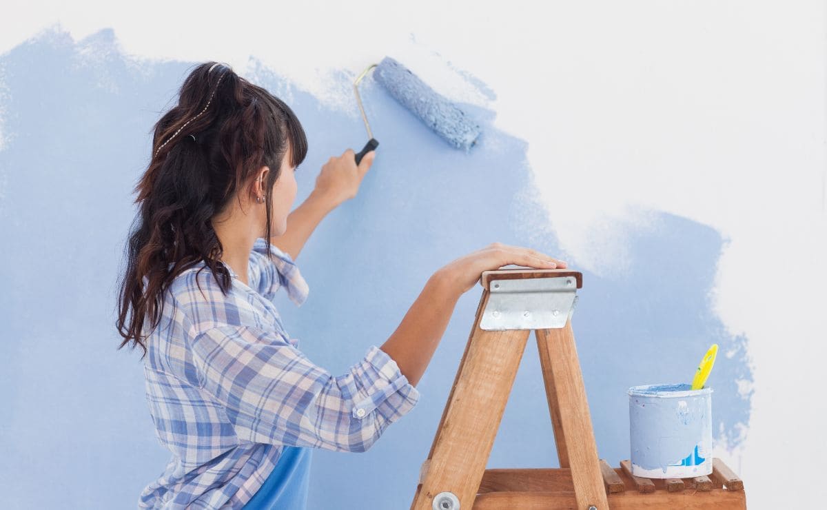 Mujer pinta la pared de su vivienda para que sea más fresca en verano, un consejo del Idealista