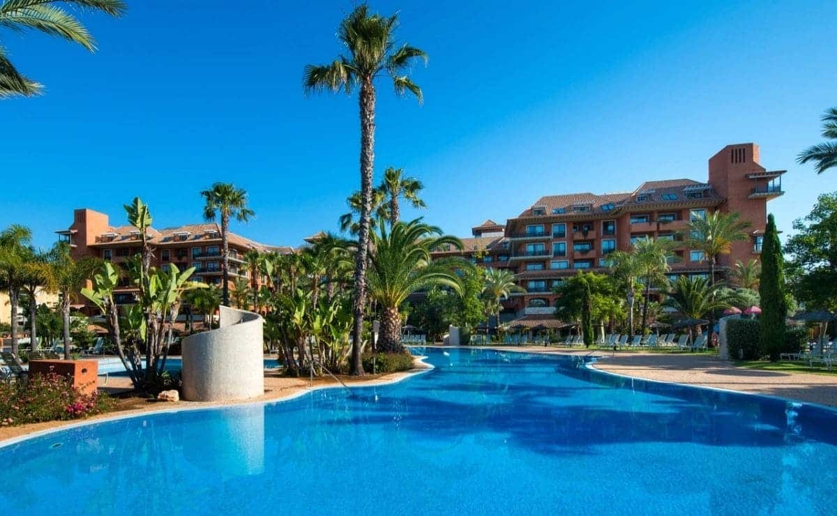 Piscina del Puerto Antilla Gran Hotel Islantilla, hotel que ofrece Viajes El Corte Inglés para personas mayores