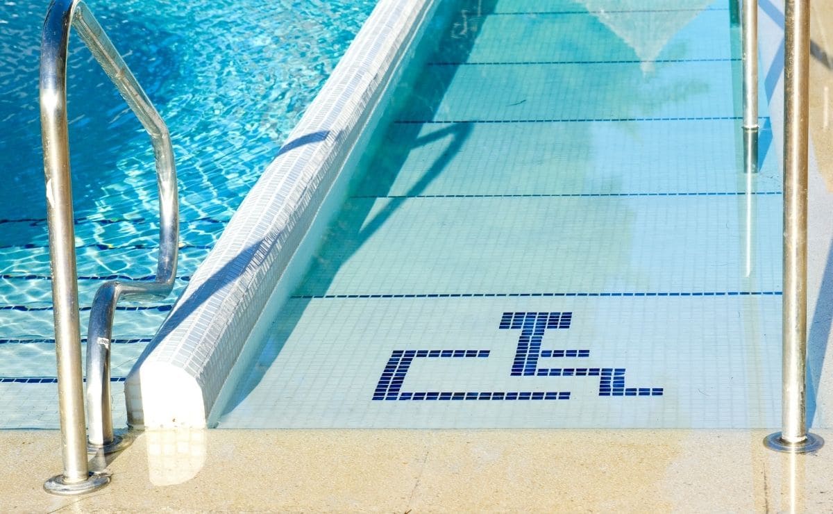 piscina accesible accesibilidad personas con discapacidad movilidad reducida rampa