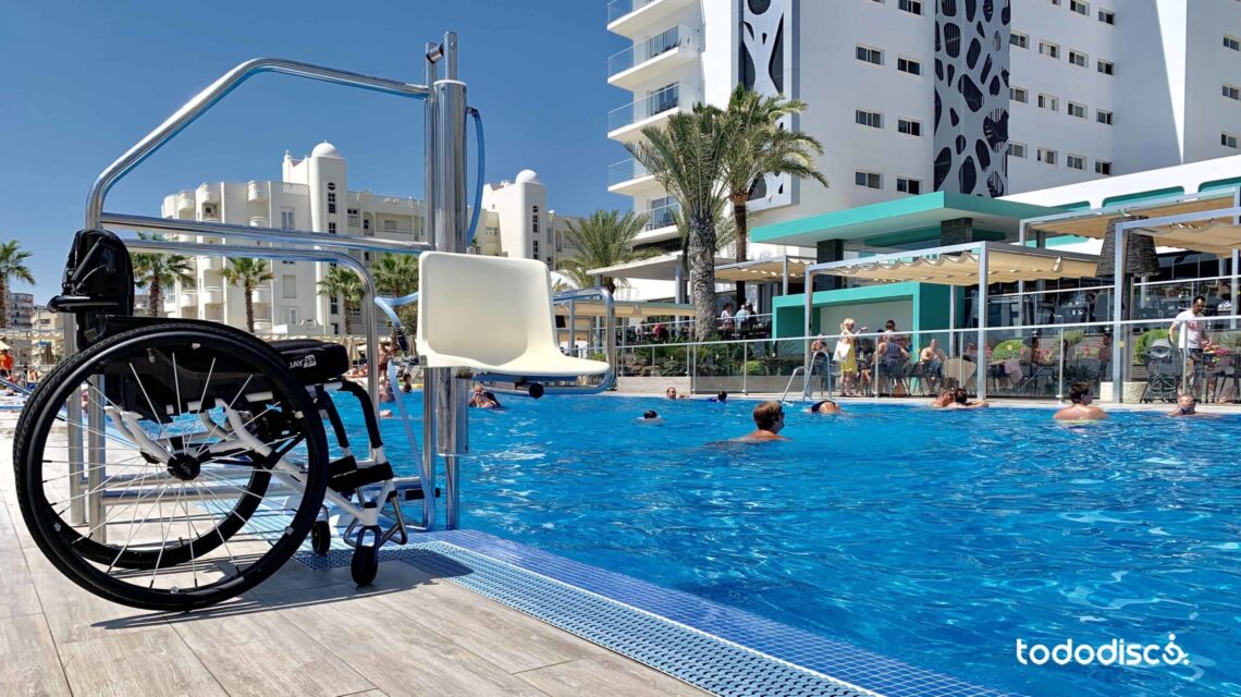 Piscina con silla hidráulica