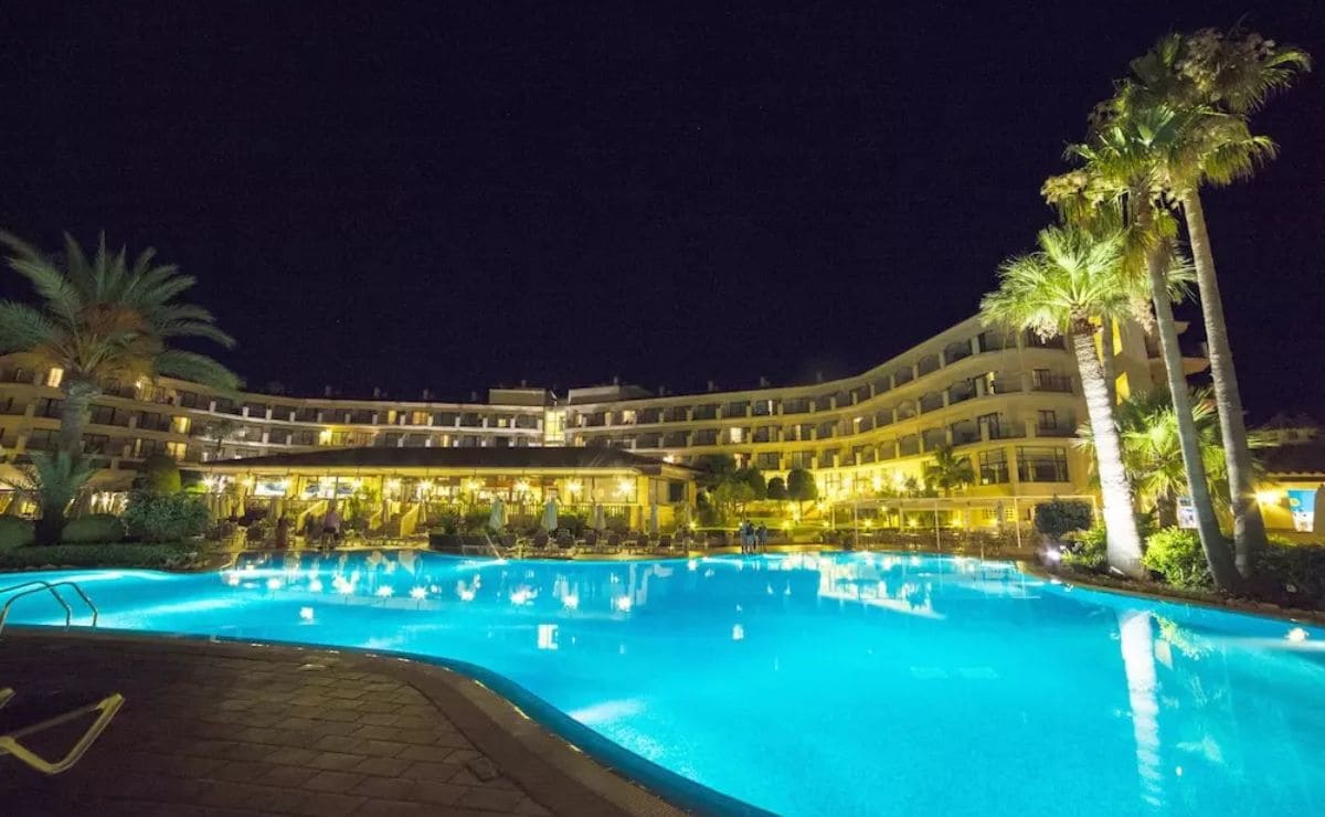 Piscina del Valentín Son Bou Hotel & Apartments, alojamiento que ofrece El Corte Inglés en Menorca