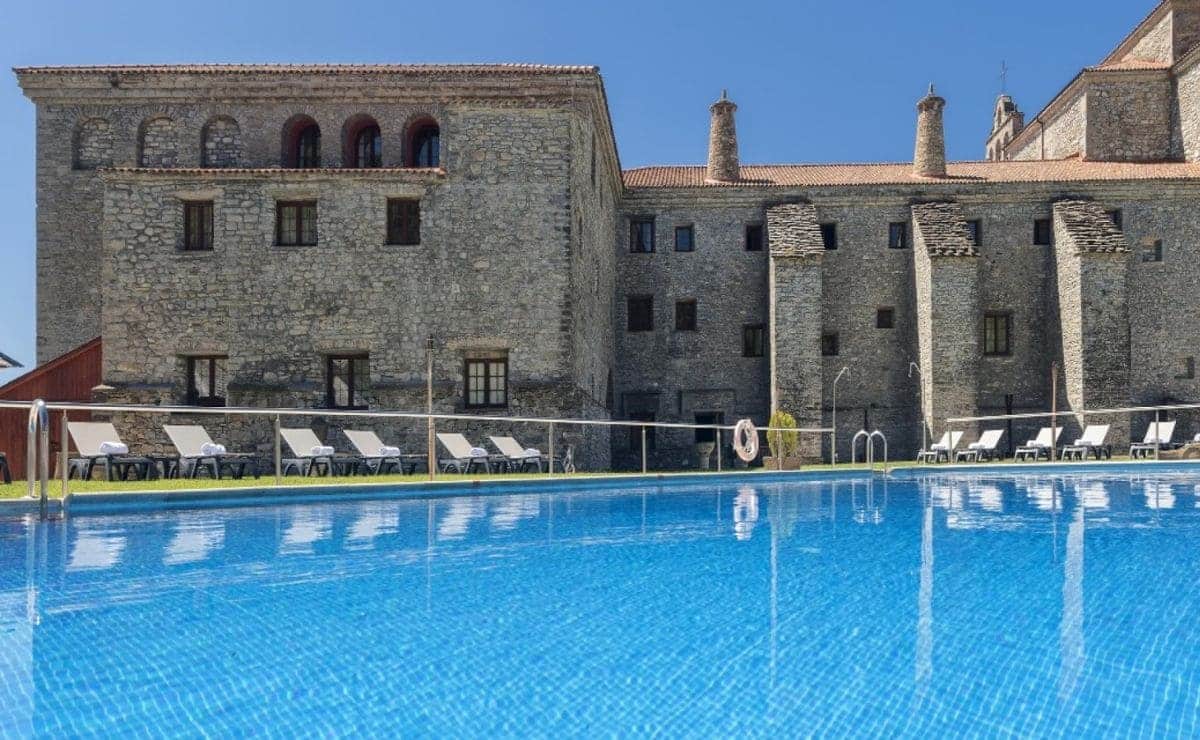 Piscina del Hotel Barceló Monasterio de Boltaña (Huesca), que oferta Viajes El Corte Inglés