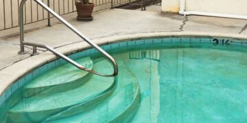 Cómo limpiar el fondo verde de las piscinas