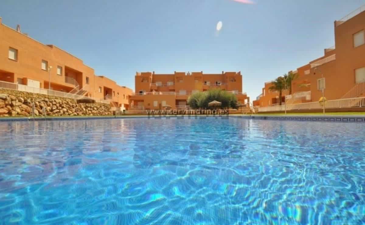 Piscina del piso en venta en Avenida del Mar (Mojácar)