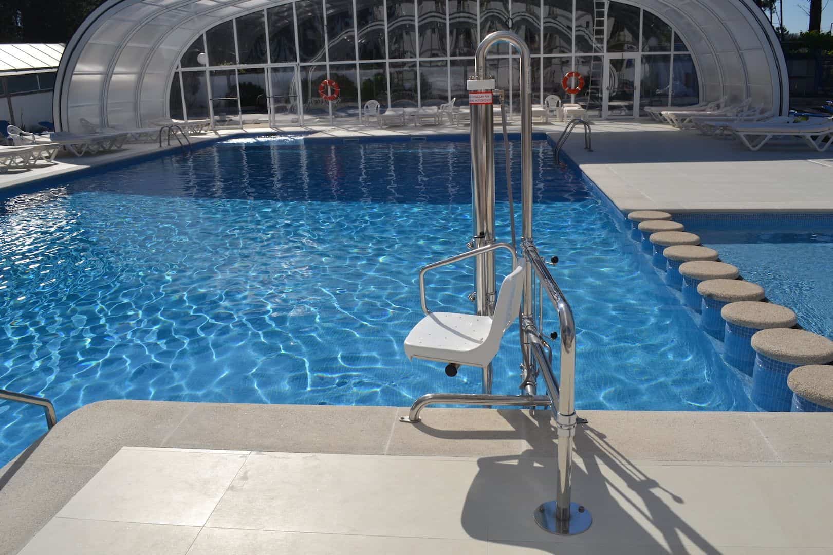 Grúa piscina accesible