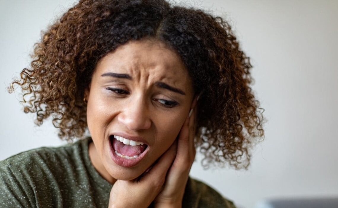 Este es el motivo por el que los audífonos suelen pitar a los oídos