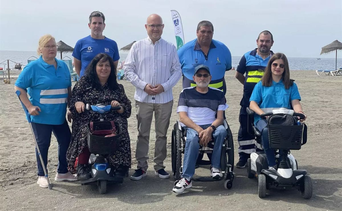 Presentación de la nueva temporada de baño adaptado en Vélez-Málaga