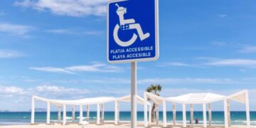 Arranca el servicio de baño adaptado en las playas de Valencia