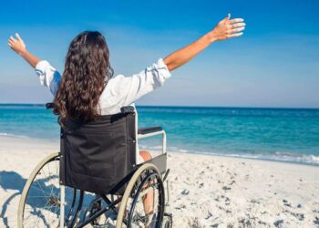 Mujer en silla de ruedas en una playa