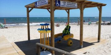 Zona de sombra instalada en una playa para personas con discapacidad