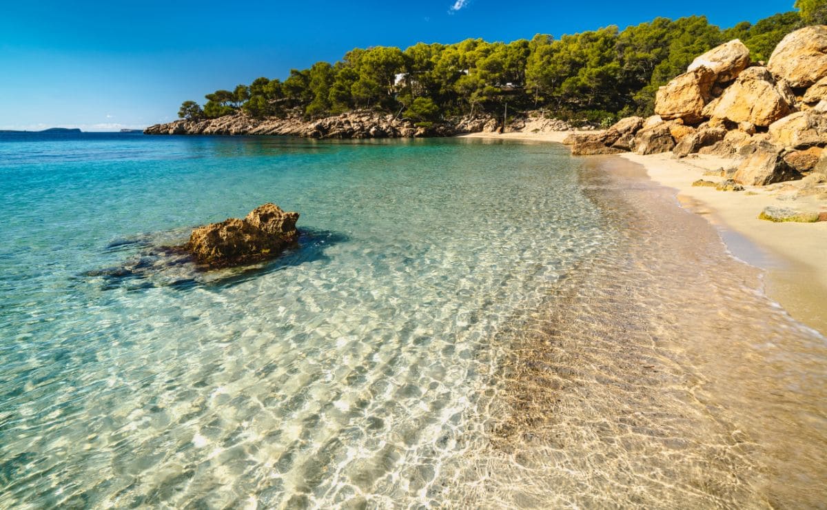 Playa de agua cristalina situada en Ibiza, que puedes visitar con el IMSERSO