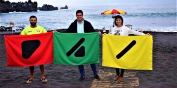 La primera playa en España con banderas apta para las personas daltónicas