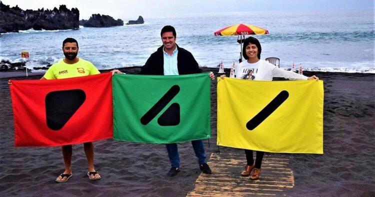 La primera playa en España con banderas apta para las personas daltónicas