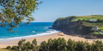 Vistas de una playa situada en Cantabria