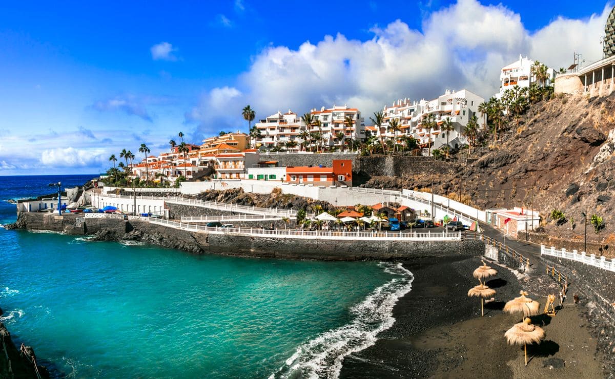 Playa situada en Tenerife, uno de los destinos turísticos más demandados en verano