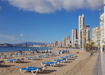 Playa situada en Benidorm, a donde Viajes El Corte Inglés ofrece un viaje a precio reducido