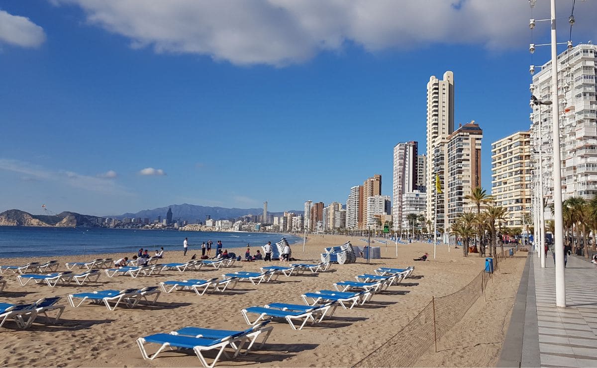 Playa situada en Benidorm, a donde Viajes El Corte Inglés ofrece un viaje a precio reducido