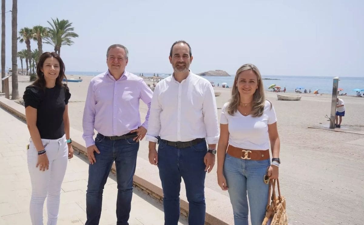 José Luis Delgado y José Luis Amérigo en la playa del Lancón de Carboneras (Almería) 