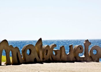 La playa de la Malagueta mejora su accesibilidad para personas con discapacidad