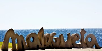 La playa de la Malagueta mejora su accesibilidad para personas con discapacidad