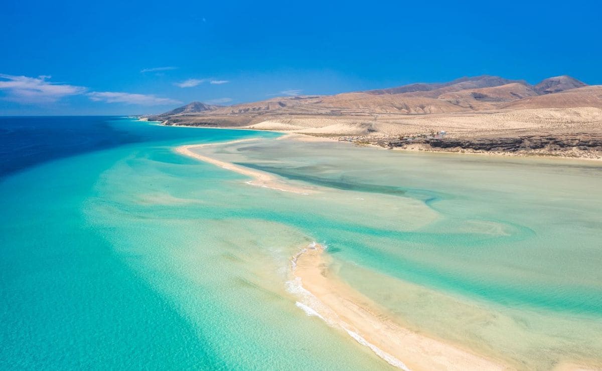 Playa de agua cristalina situada en Fuerteventura, la segunda isla más grande de Canarias