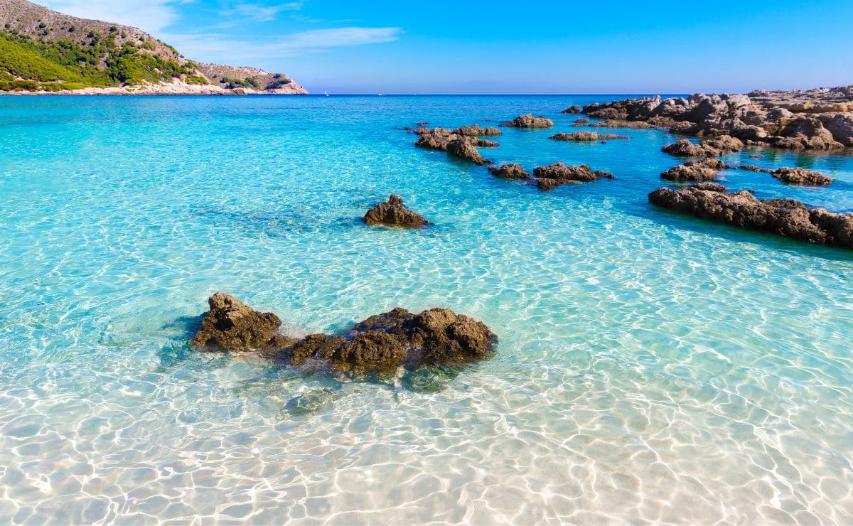 Playa cristalina situada en Palma de Mallorca