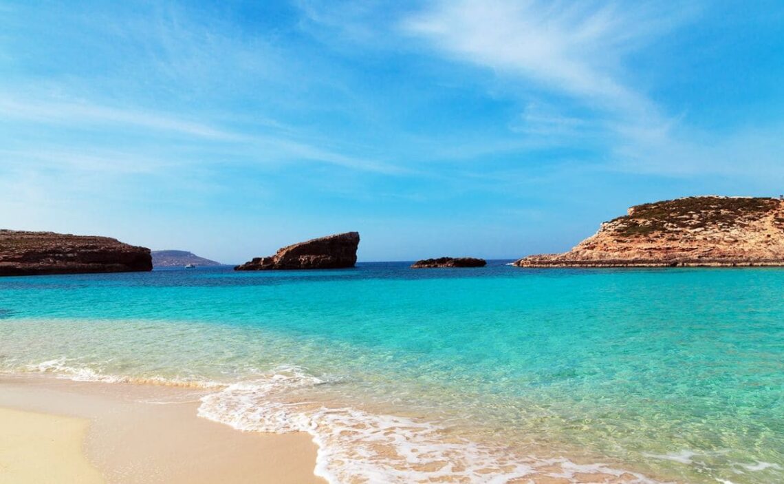 Playa cristalina situada en Malta, destino que oferta Carrefour Viajes