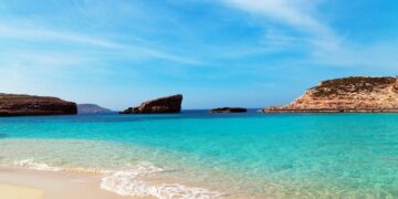 Playa cristalina situada en Malta, destino que oferta Carrefour Viajes