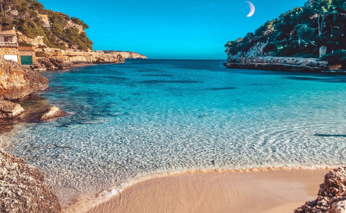 Playa situada en la isla de Mallorca